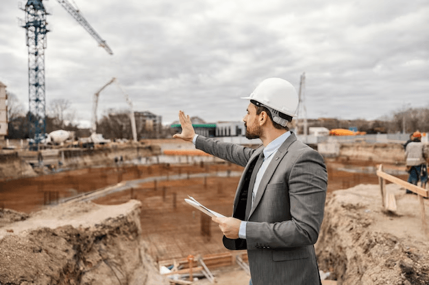 Arquitecto con documentos